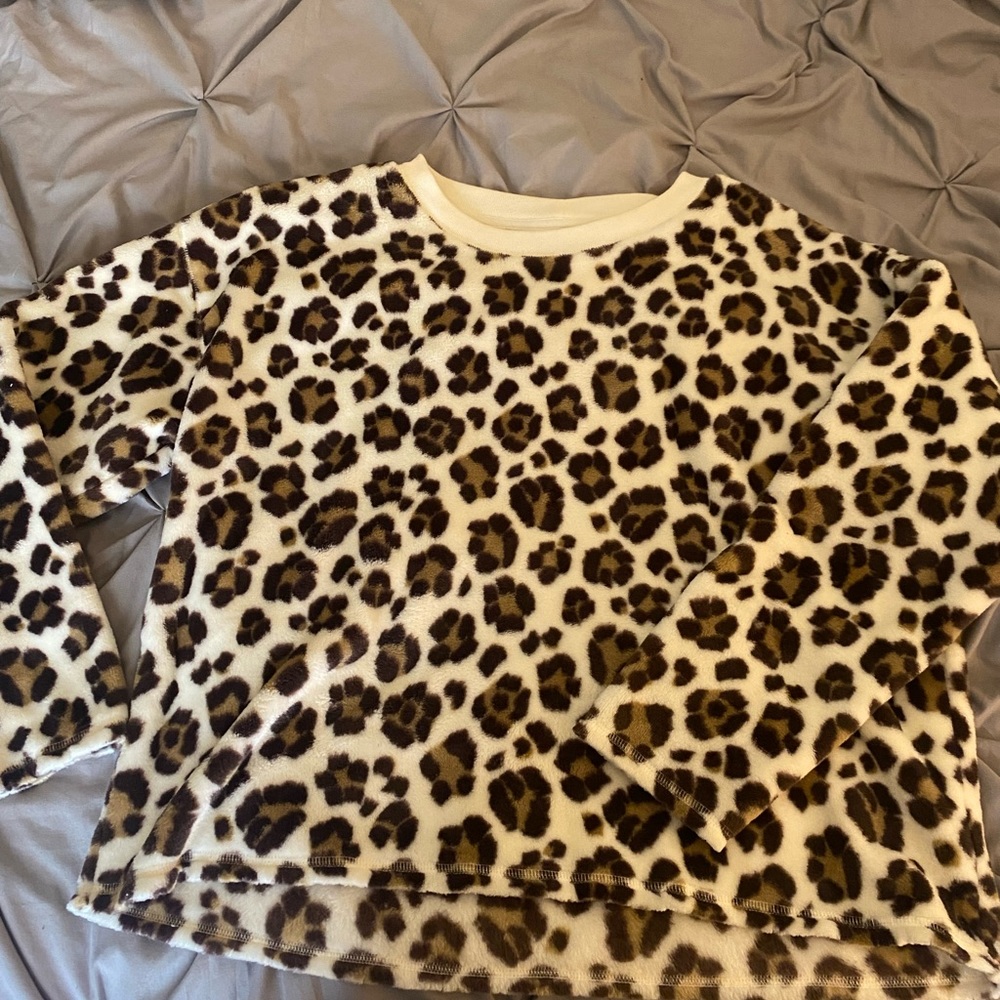 Size M but fits like a L. It’s a soft cheetah print top that is from aerie.